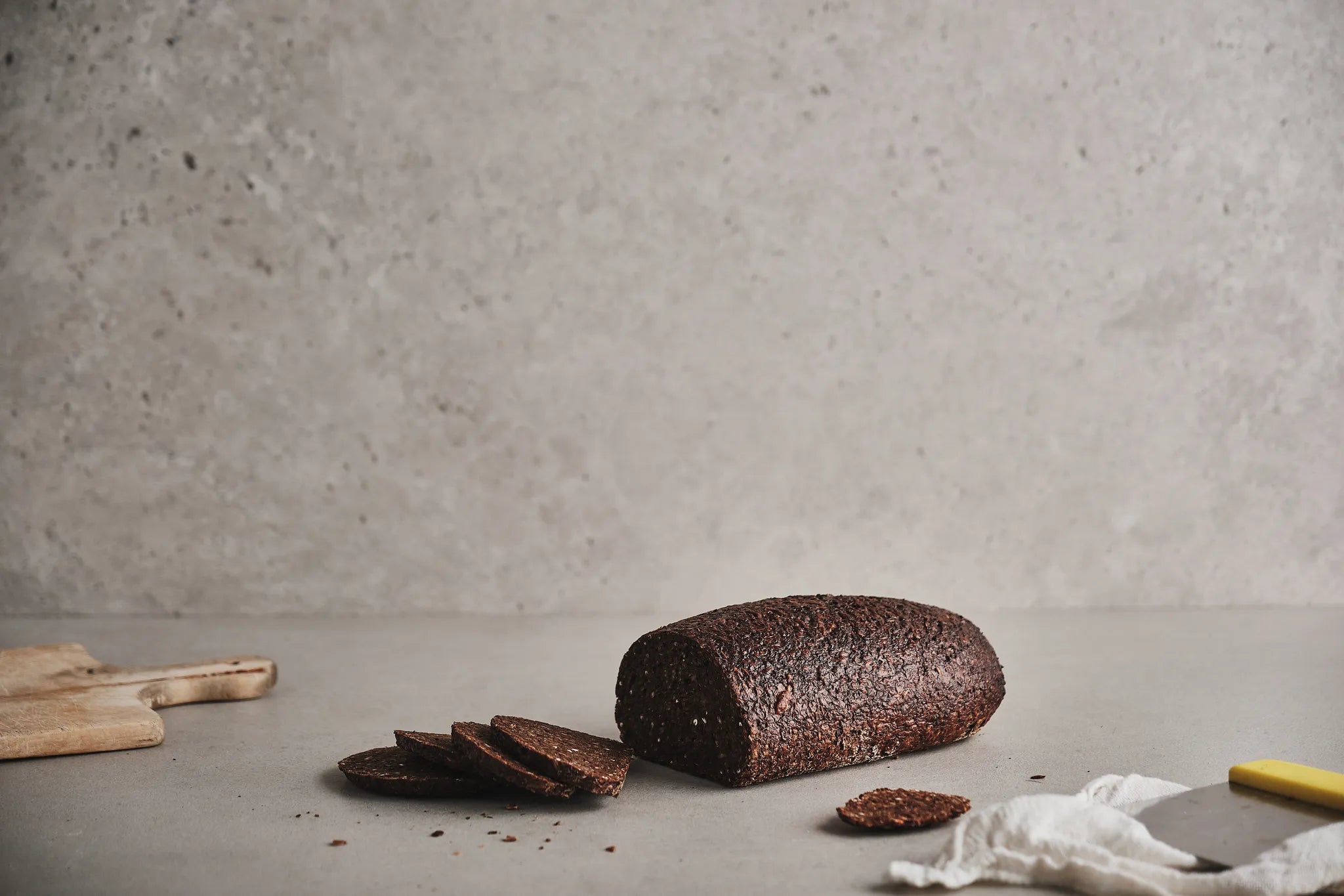 Großes Vollkornschwarzbrot
