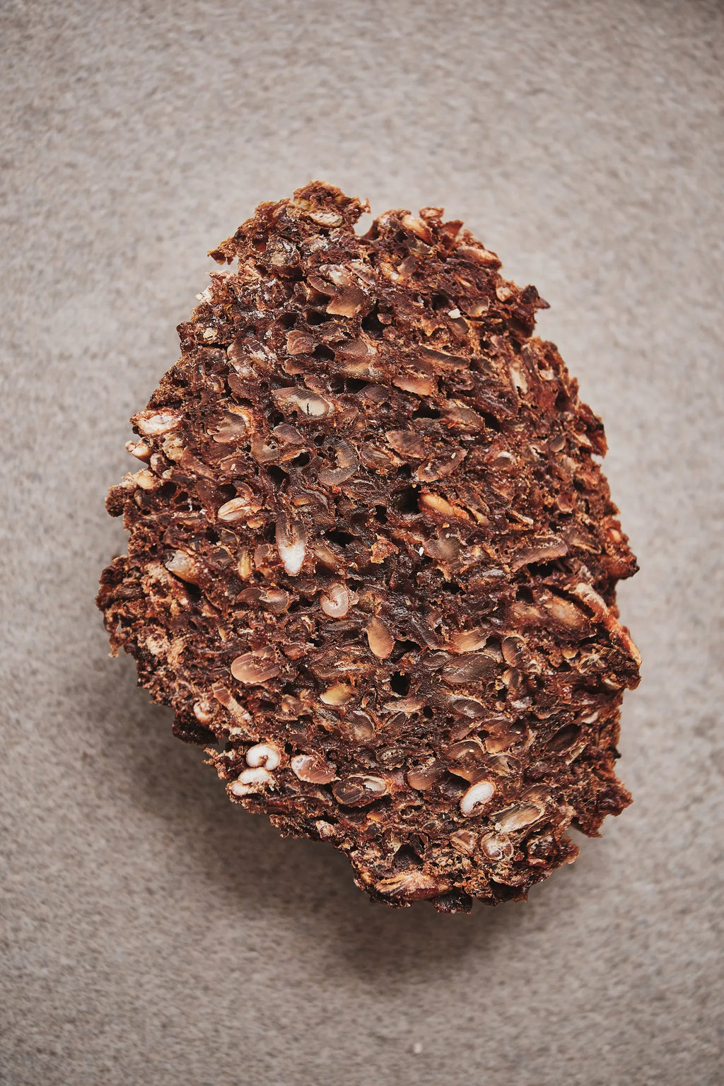 Großes Vollkornschwarzbrot
