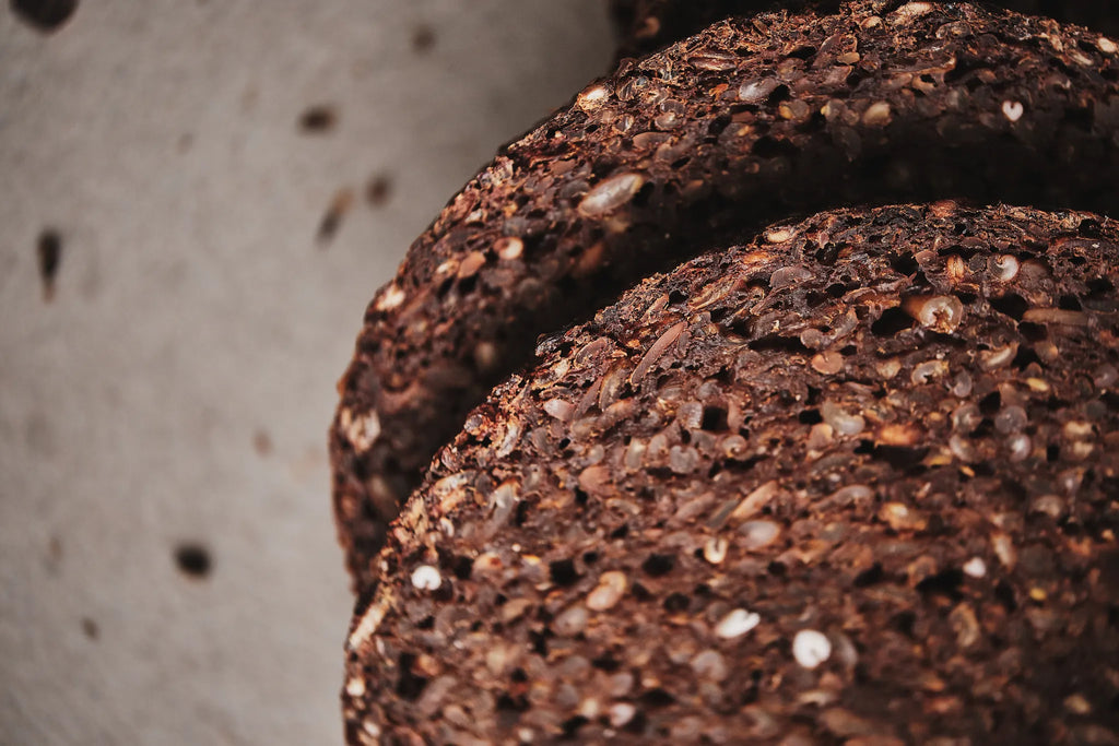 Großes Vollkornschwarzbrot