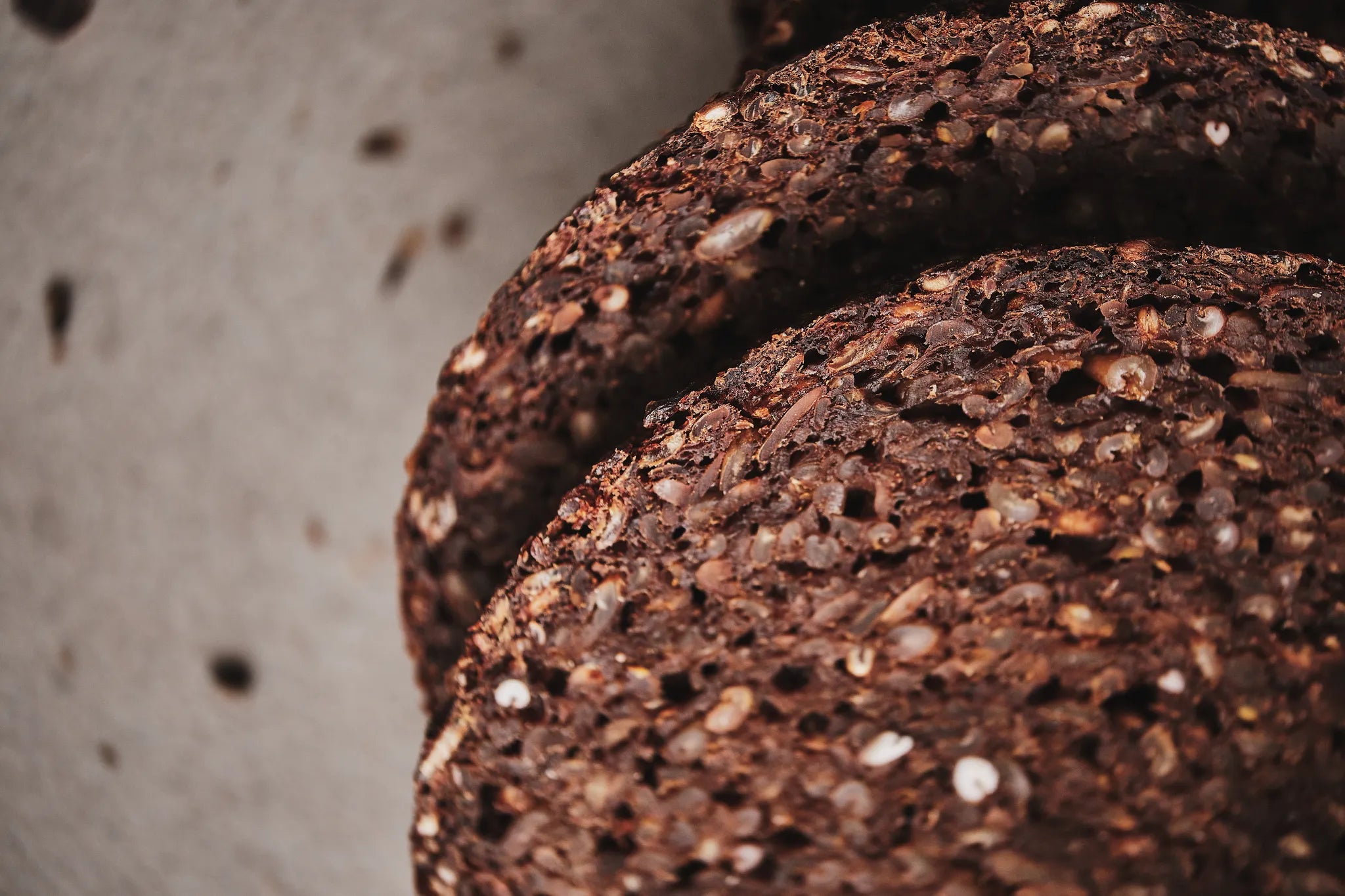 Großes Vollkornschwarzbrot