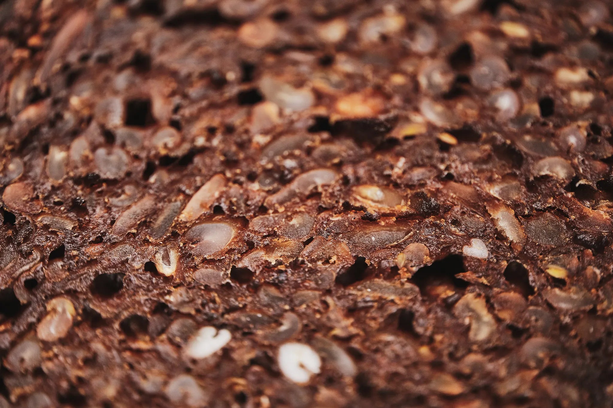 Großes Vollkornschwarzbrot