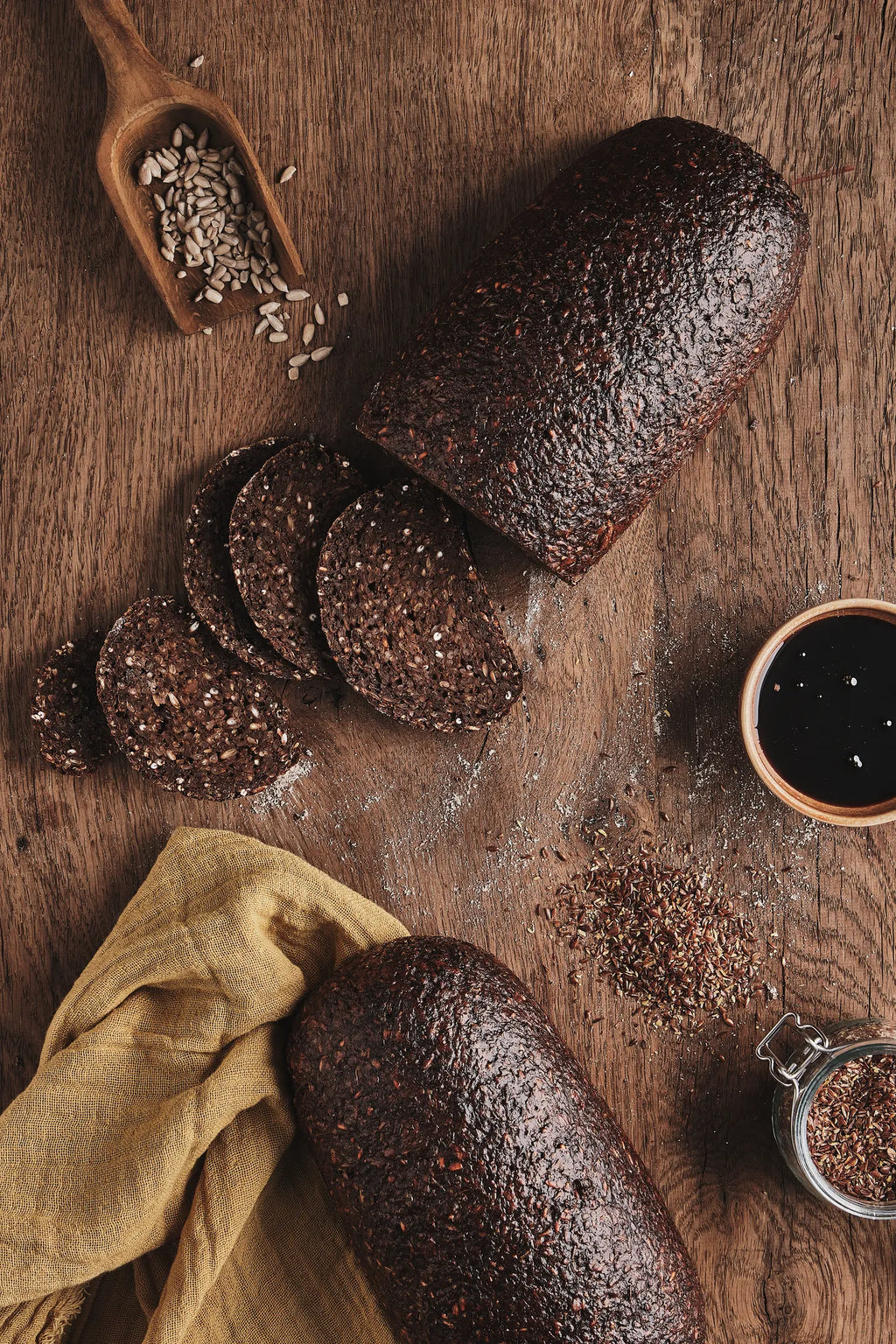 Großes Vollkornschwarzbrot