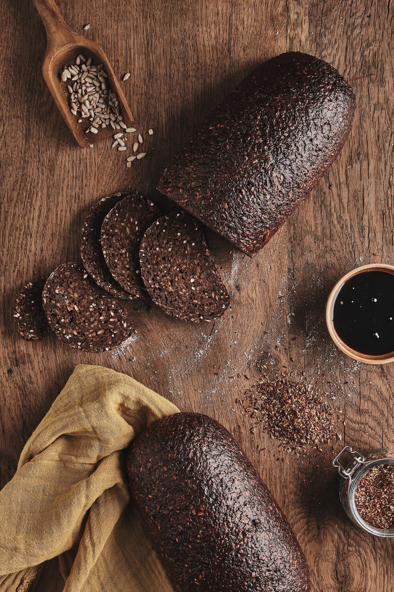 Großes Vollkornschwarzbrot