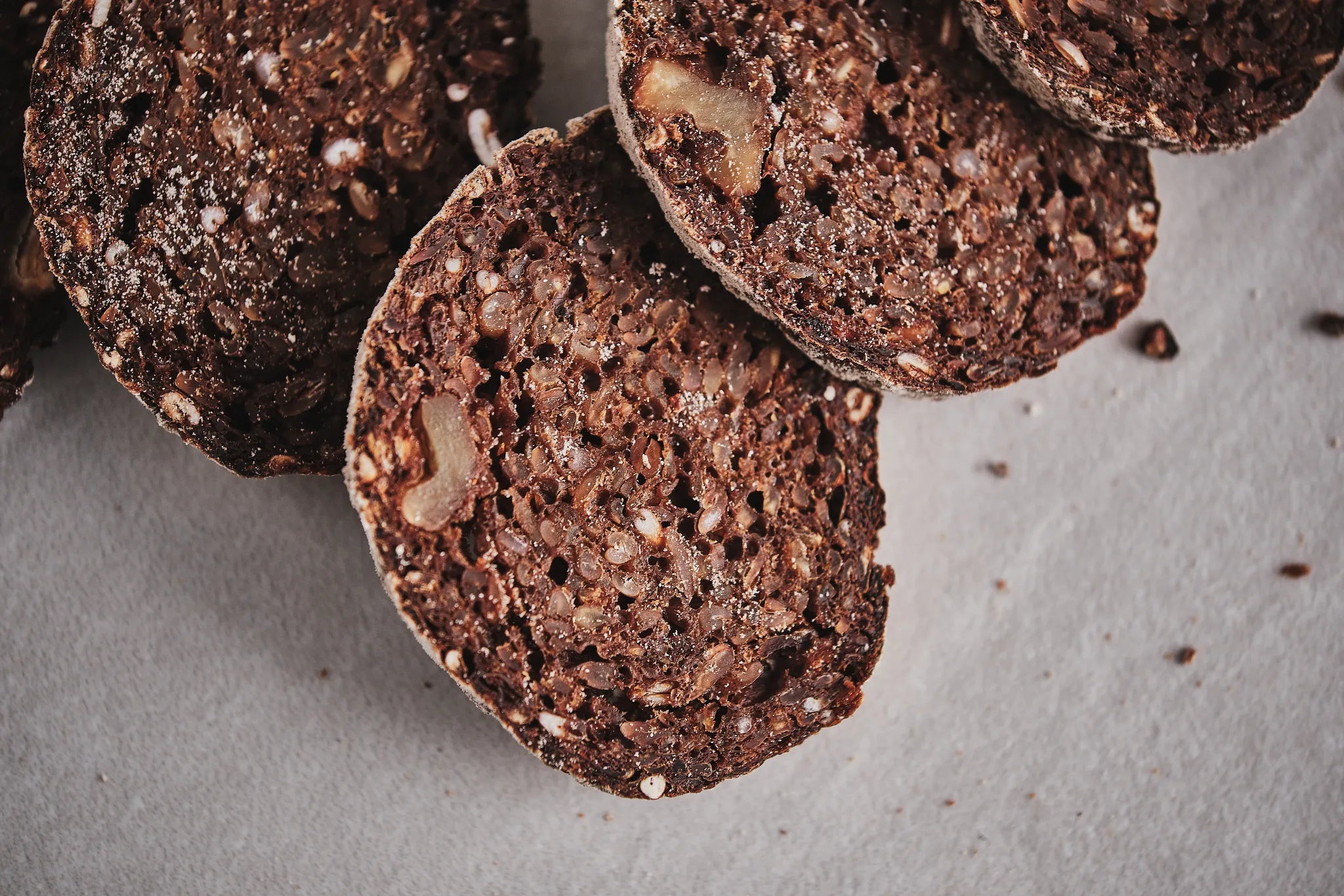 Walnuss-Schwarzbrotstange