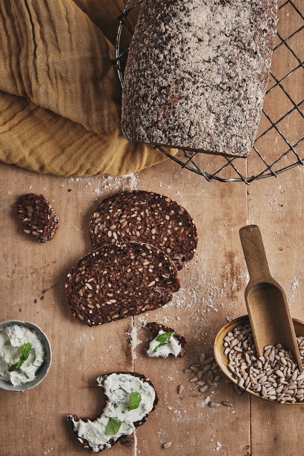 Großes Sonnenblumenkern-Schwarzbrot