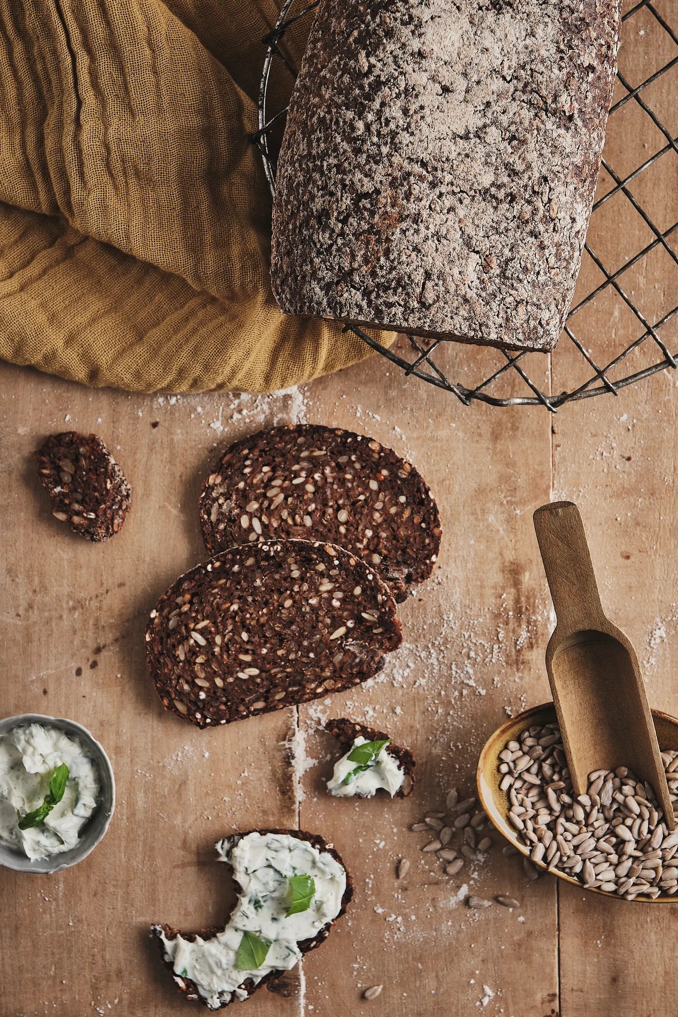 Großes Sonnenblumenkern-Schwarzbrot