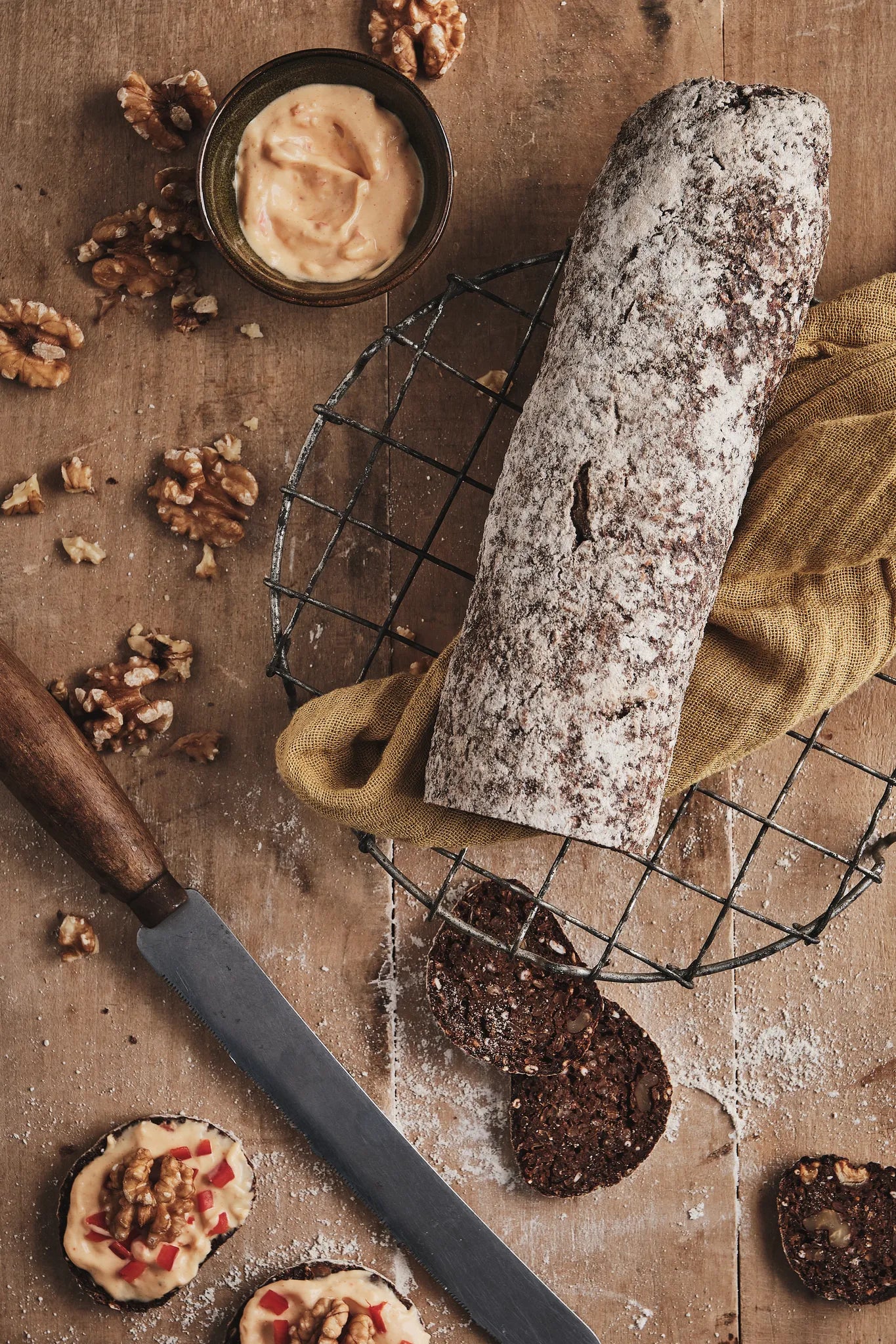 Walnuss-Schwarzbrotstange
