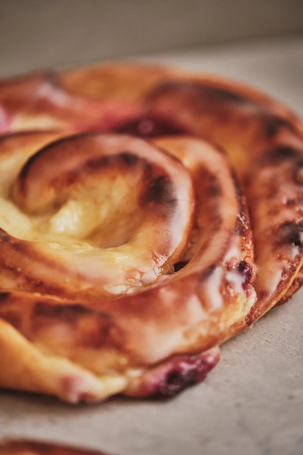 Quarkschnecke mit Himbeeren