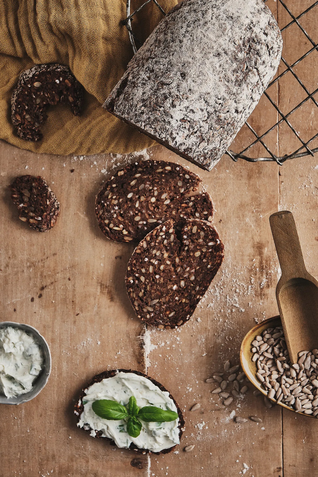 Kleines Sonnenblumenkern-Schwarzbrot