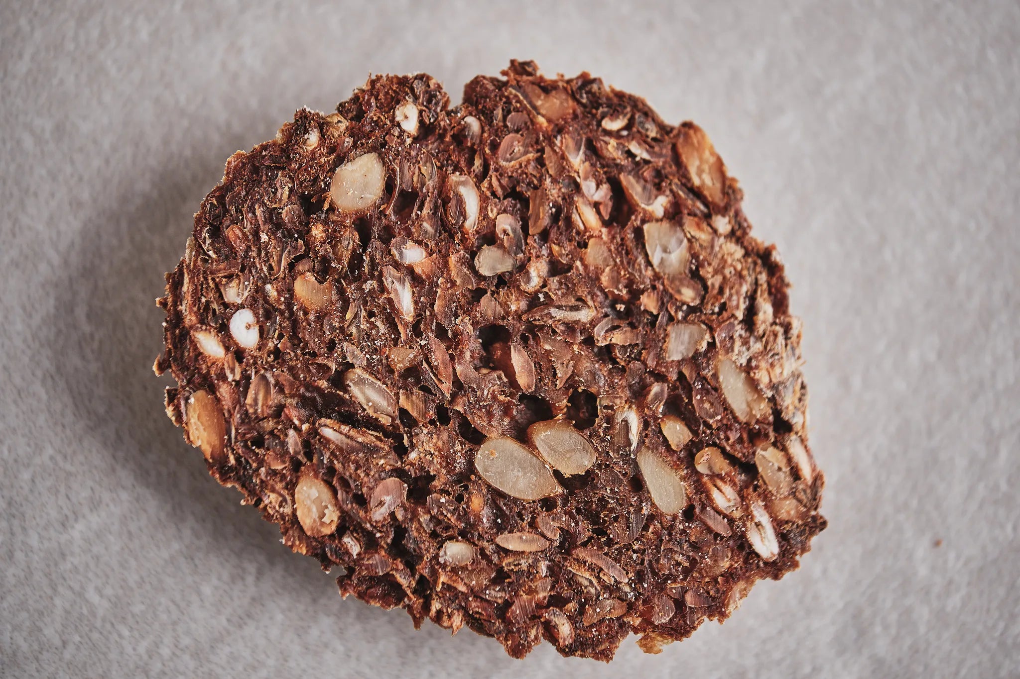 Kleines Sonnenblumenkern-Schwarzbrot