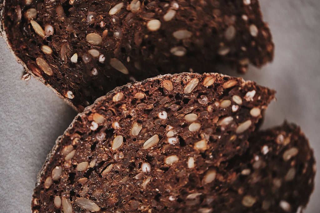 Kleines Sonnenblumenkern-Schwarzbrot